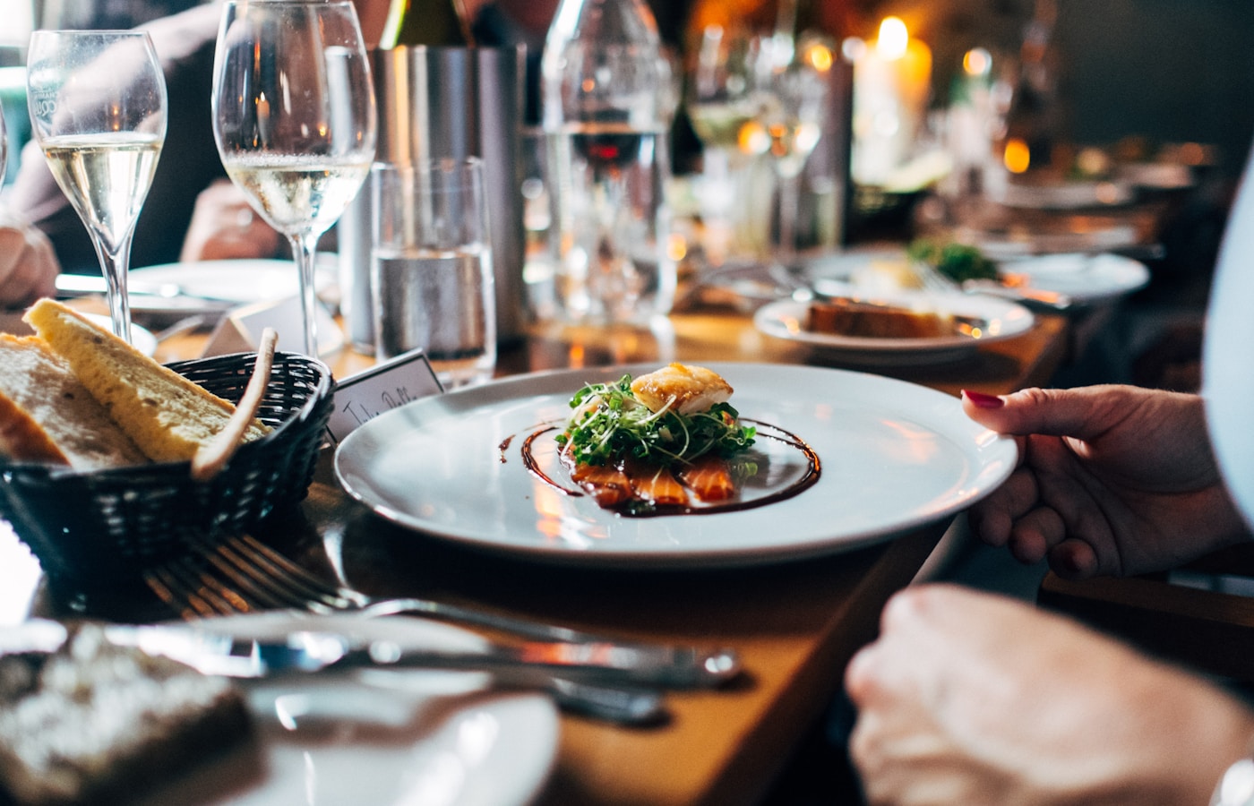 Danie fine dining serwowane na talerzu