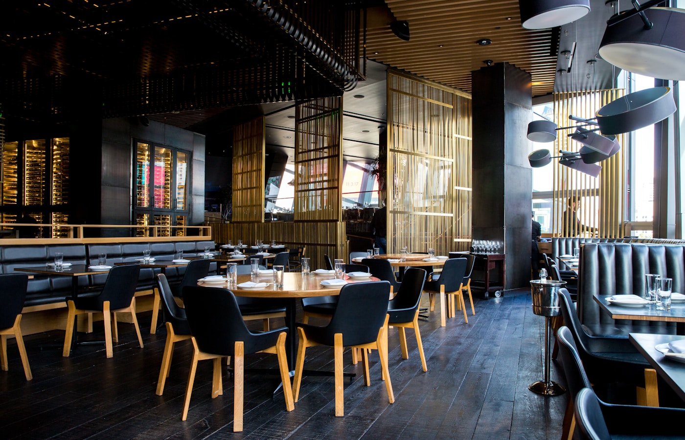 Elegancka sala restauracyjna z nakrytymi stolikami