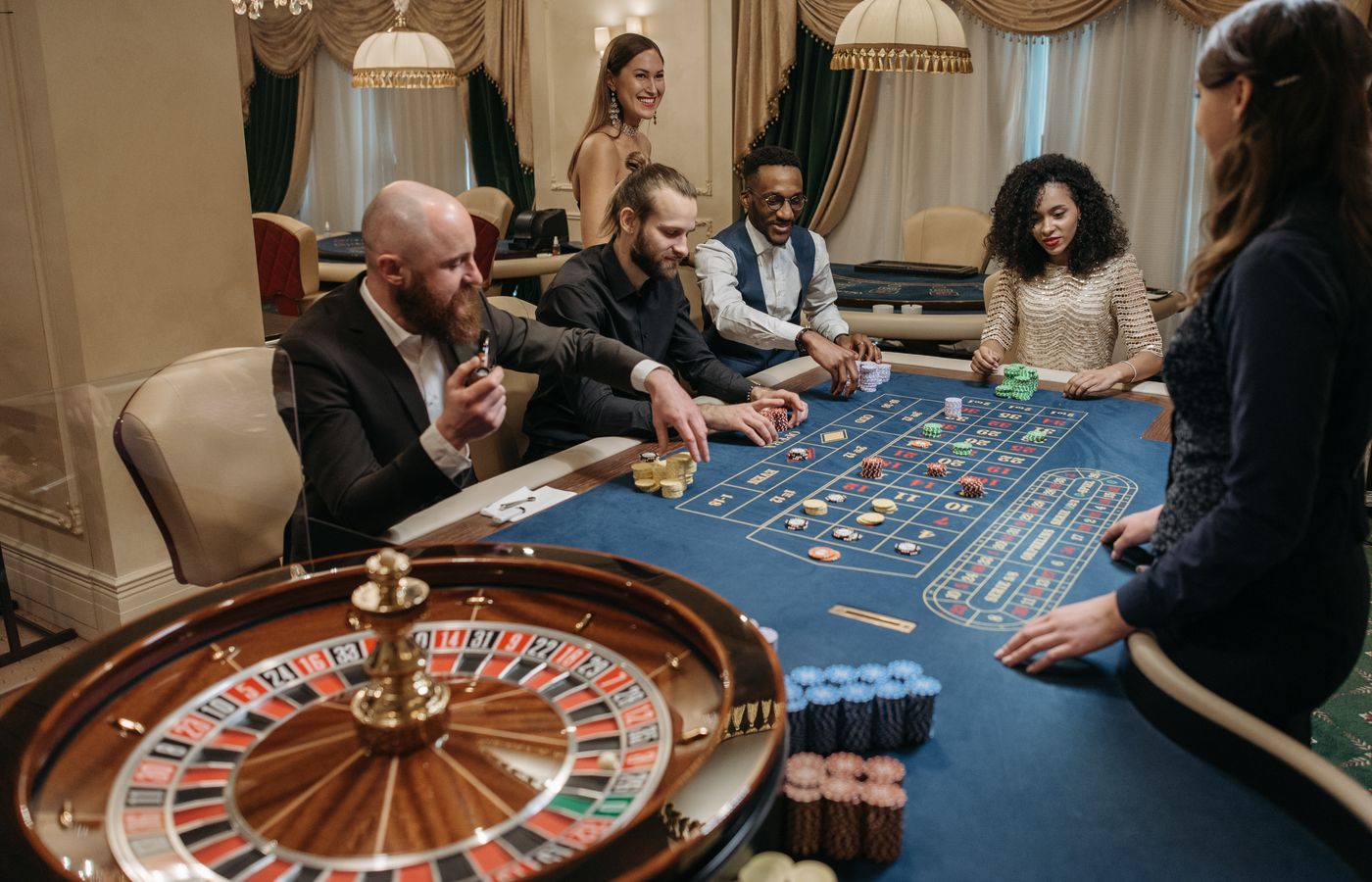Żetony pokerowe na stole kasynowym