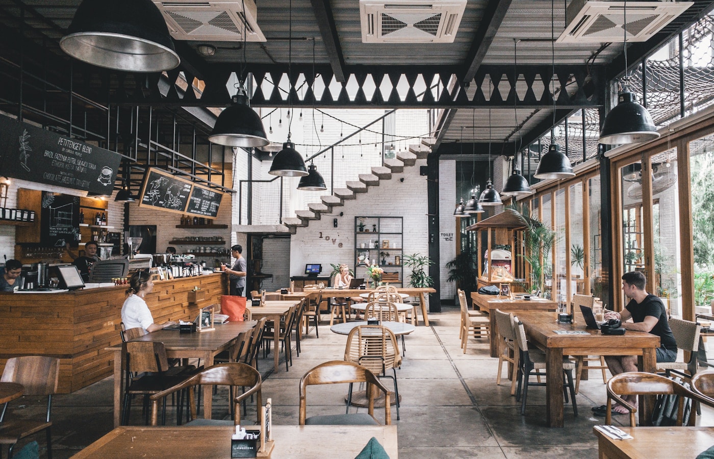 Kieliszek wina przy stole w restauracji